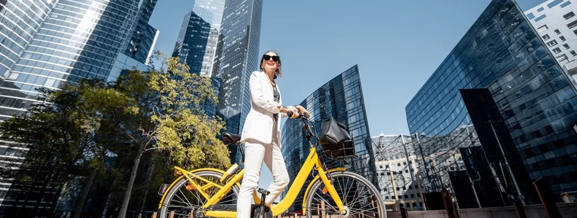 femme sur vélo de ville jaune