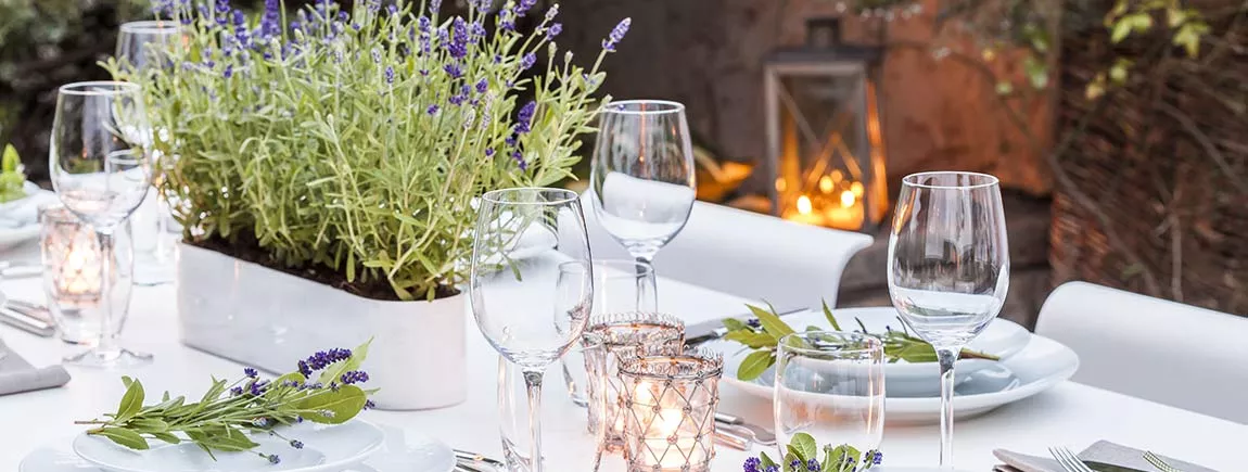 DIY d’été : concevez un coin cosy pour vos invités ! coin de table lavande