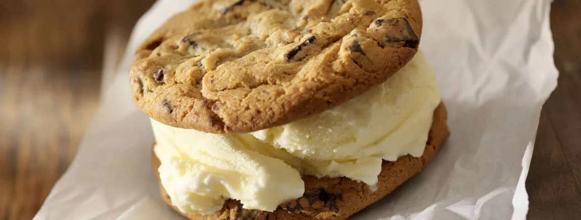 Sandwich de Cookies Granola® Cœur Extra Chocolat et ganache chocolat blanc Sandwich de Cookies Granola® Cœur Extra Chocolat et ganache chocolat blanc