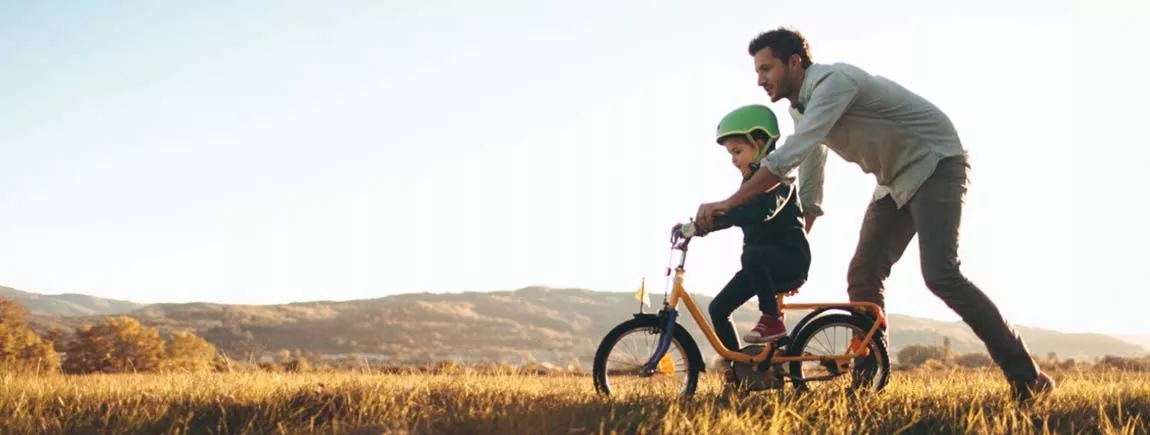 Apprendre à son enfant à faire du vélo en 7 étapes Un enfant qui fait du vélo