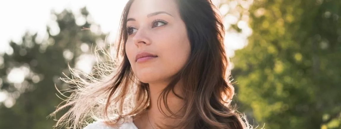 Quels sont les meilleurs aliments pour des cheveux éclatants de santé ? Cheveux bruns. Soin des cheveux. Jeune femme. Cheveux brillants. Nature.