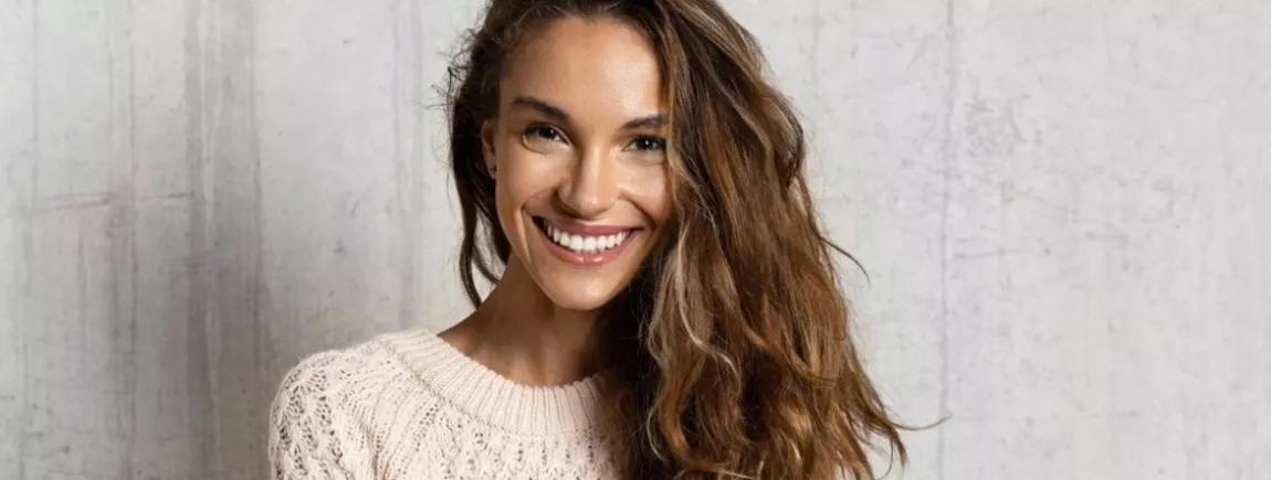 Astuces pour apporter du volume à vos cheveux Cheveux bruns. Soin des cheveux. Jeune femme souriante. Cheveux longs. Cheveux brillants.