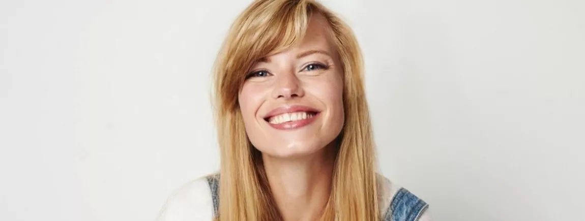 Le secret pour optimiser la pousse des cheveux Cheveux blonds. Soin des cheveux. Jeune femme souriante. Cheveux longs. Cheveux brillants.