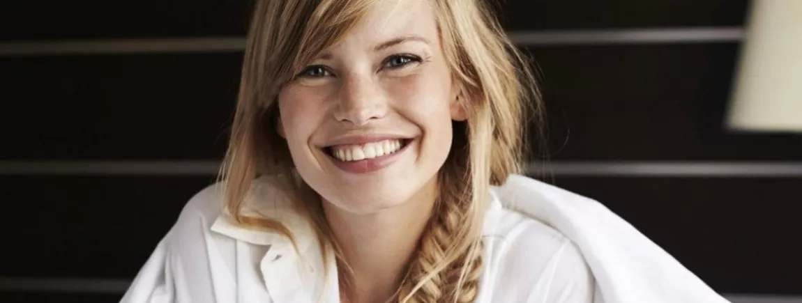 3 tresses, 3 styles Cheveux blonds. Soin des cheveux. Jeune femme souriante. Cheveux longs. Cheveux brillants.