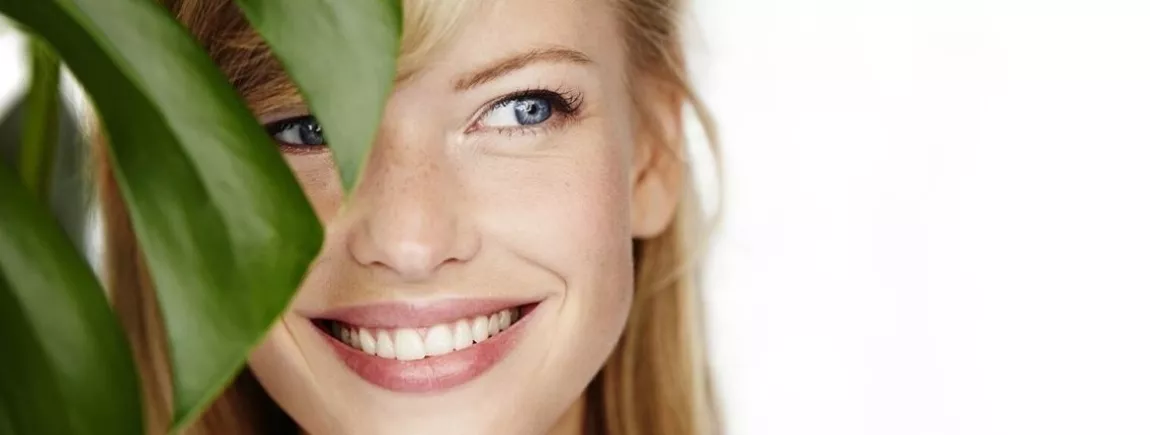 Prendre soin de vos cheveux et de la planète Cheveux blonds. Soin des cheveux. Jeune femme souriante. Cheveux longs. Cheveux brillants.