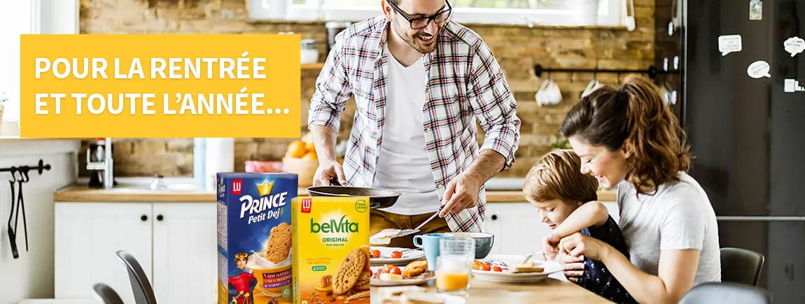 Une famille mange un petit déjeuner 