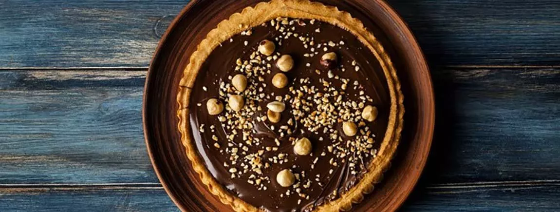 Tarte aux noix, noisettes et pâte à tartiner Une tarte aux noix et noisettes
