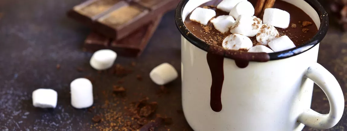 Le chocolat chaud, tout un art Un chocolat chaud avec guimauves