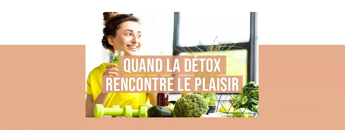 Une femme qui sourit avec des légumes face à elle 