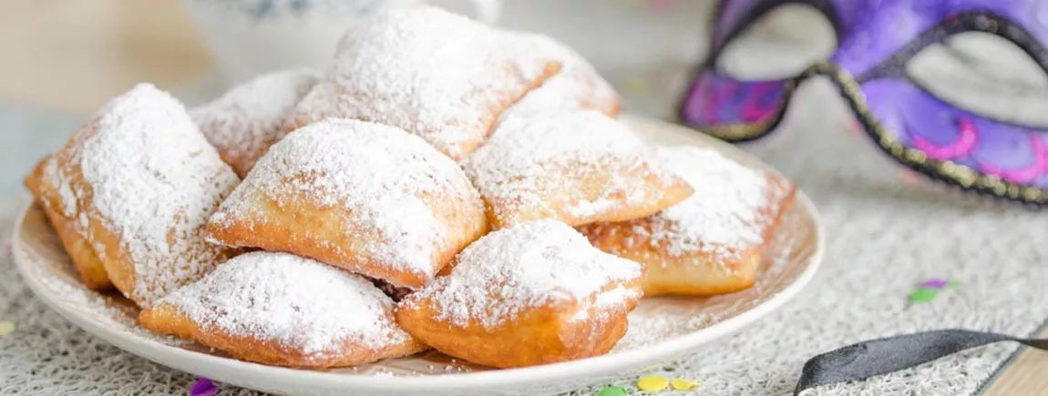 Des beignets enrobés de sucre glace