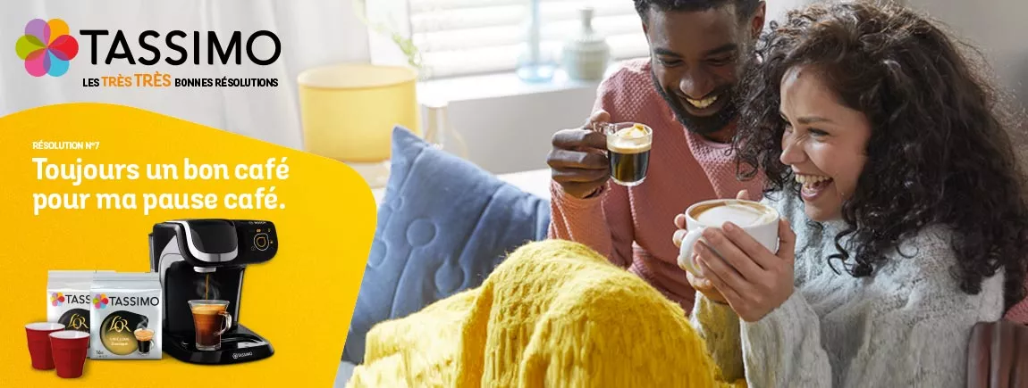 Un couple prend son café Tassimo 