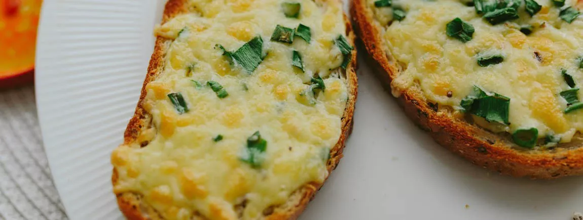 Des tartines de fondue de poireaux au fromage 