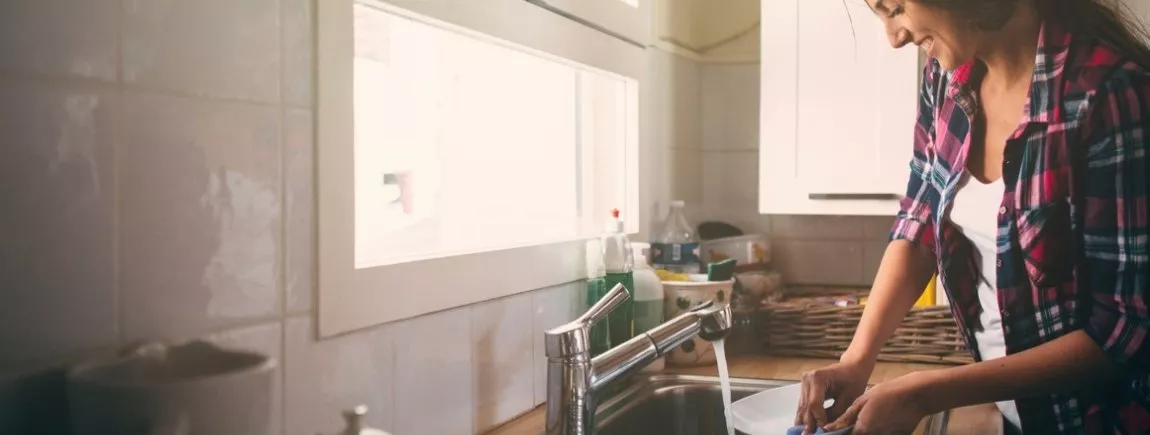 5 astuces pour laver la vaisselle à la main et obtenir le meilleur résultat astuces laver vaisselle à la main meilleur résultat
