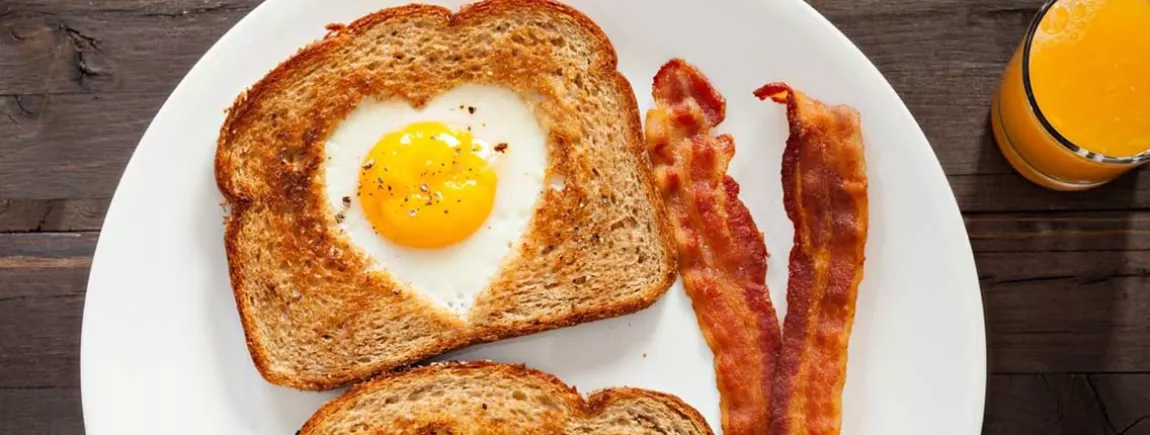 Des toasts avec des œufs sur le plat en forme de coeur