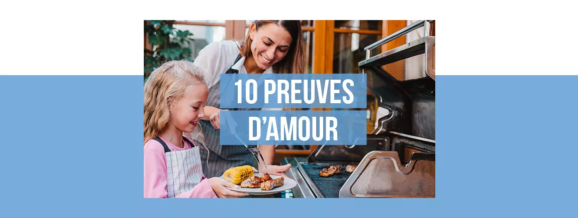 Une petite fille cuisinant avec sa mère 