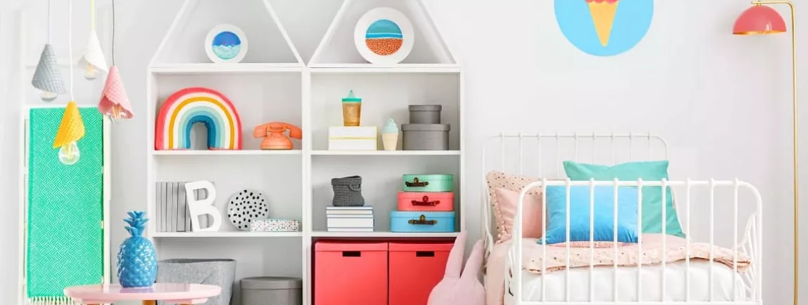 3 astuces rangement pour organiser les jouets de vos enfants Jouets rangés dans la chambre d’enfant