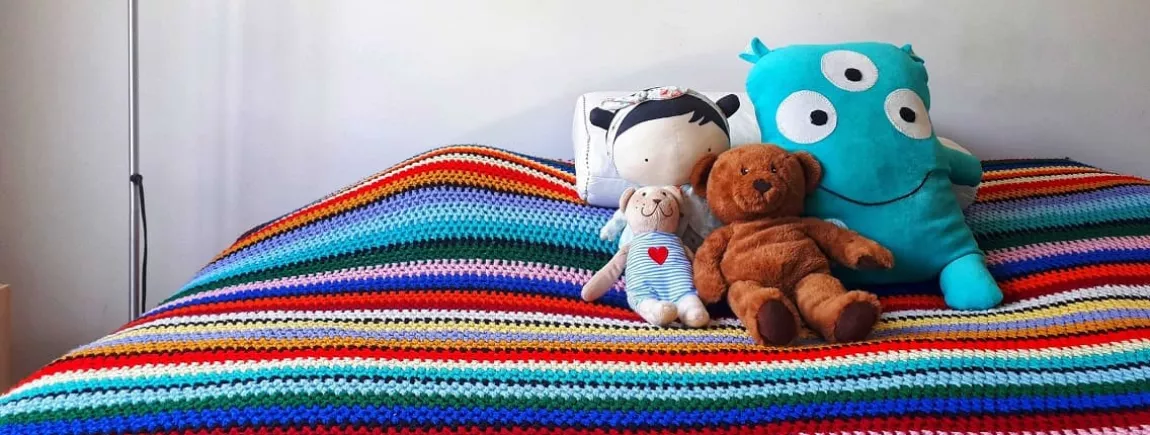 Les 3 façons de nettoyer les peluches de votre enfant Peluches sur un lit d’enfant