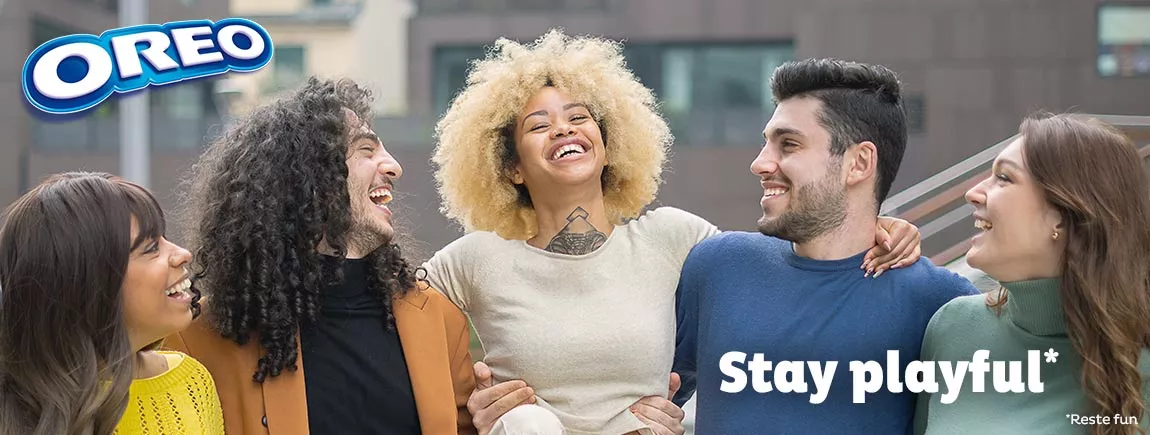 4 activités fun et ludiques pour se retrouver, avec Oreo ! Groupe de 5 personnes qui rient et se regardent