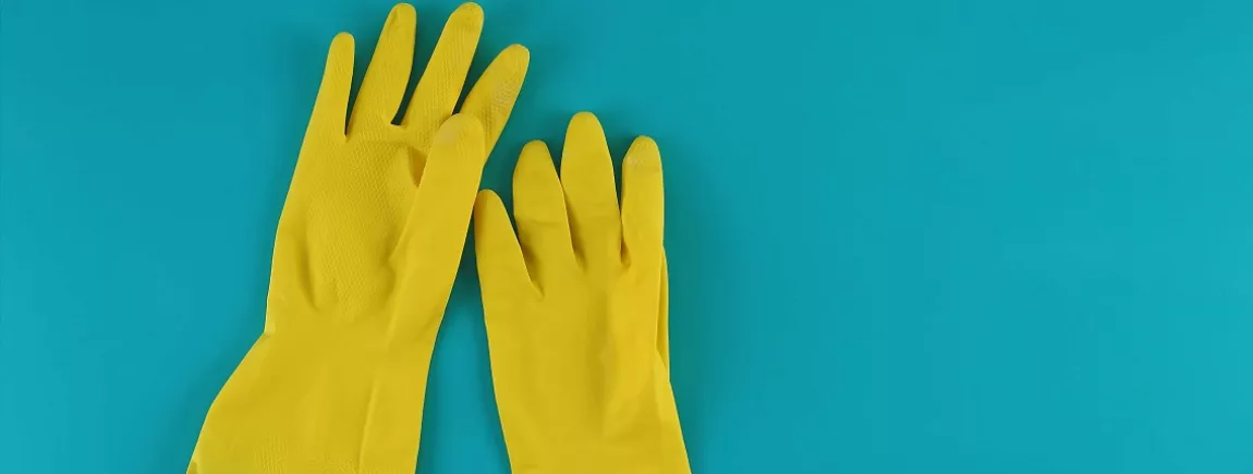 Comment éliminer les mauvaises odeurs et désinfecter une poubelle avec Cif Gants de ménage en caoutchouc