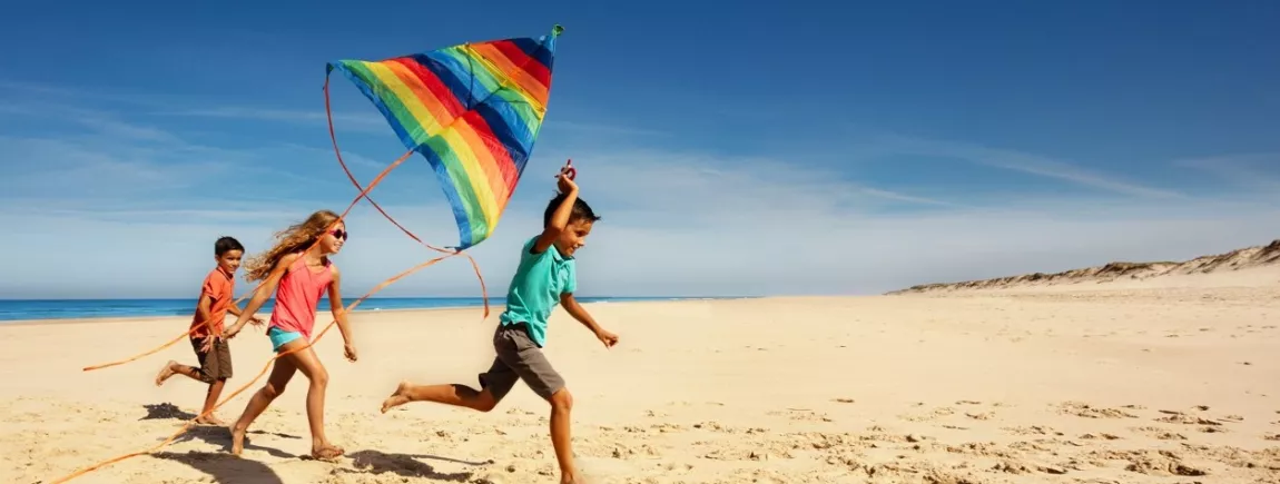 Cet été, on fabrique ses jeux de plage ! Des enfants font du cerf volant