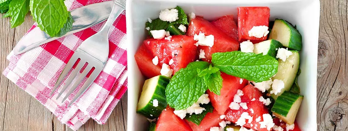 Une salade de pastèque, menthe, feta et concombre