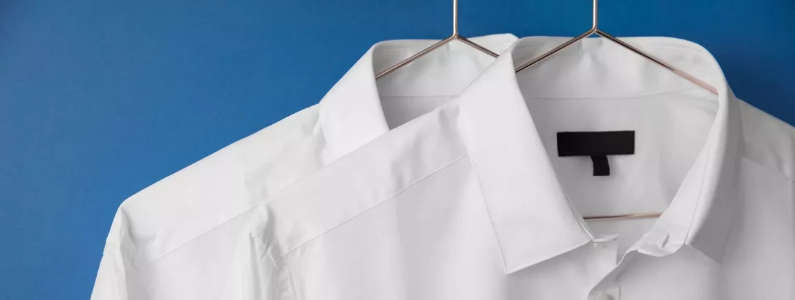 Chemises blanches suspendues