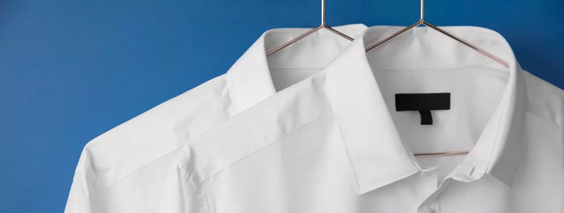 Comment laver un col de chemise jauni avec Skip ? Chemises blanches suspendues