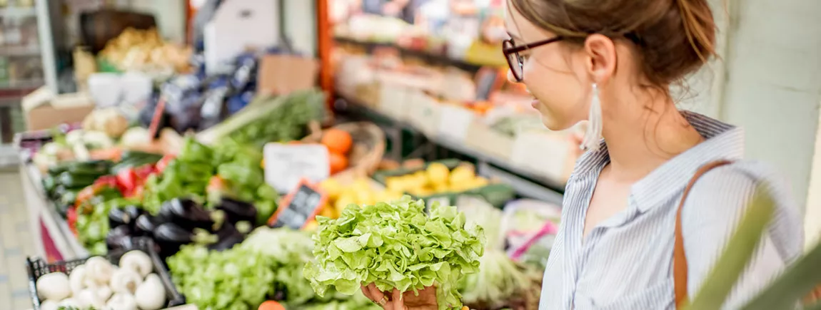 Une femme qui fait son marché