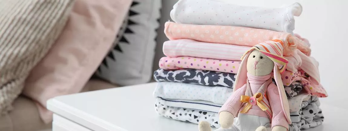 Nos 3 astuces rangement pour avoir des tiroirs bien rangés Pile de linge rose et gris