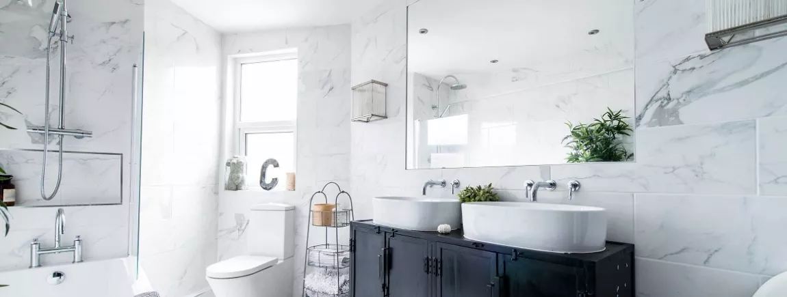 Comment nettoyer un rideau de douche et une vitre de douche ? Salle de bain propre et brillante