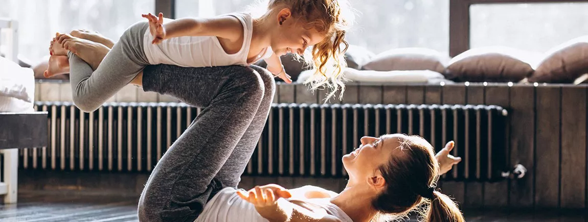 Une femme et sa fille qui font du yoga