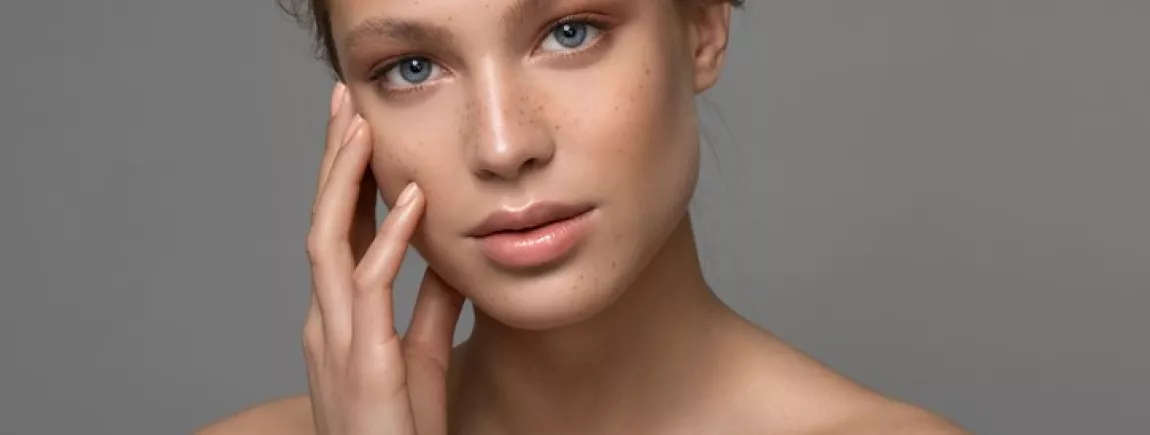 Tendance : Comment réaliser un maquillage effet no make-up ? Une jeune femme sans maquillage