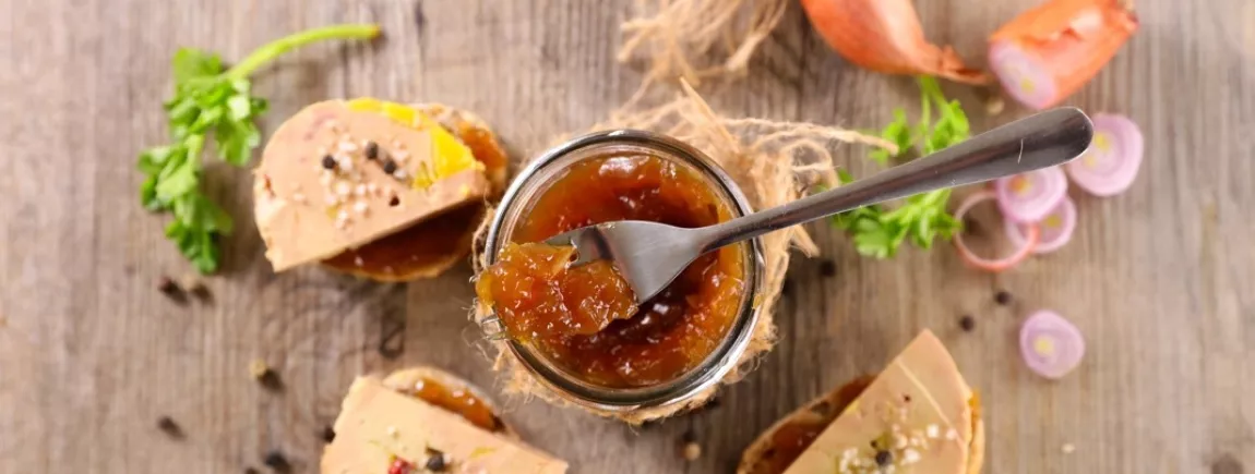 Des tranches de foie gras et du confit d’échalotes