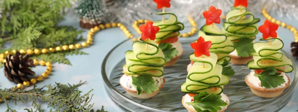 Canapé sapins de Noël, ricotta, concombre et poivron rouge