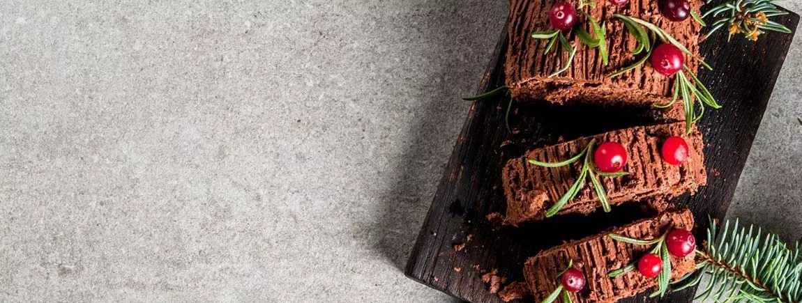 Desserts gourmands : 3 idées pour utiliser vos restes de bûche Une bûche de Noël au chocolat