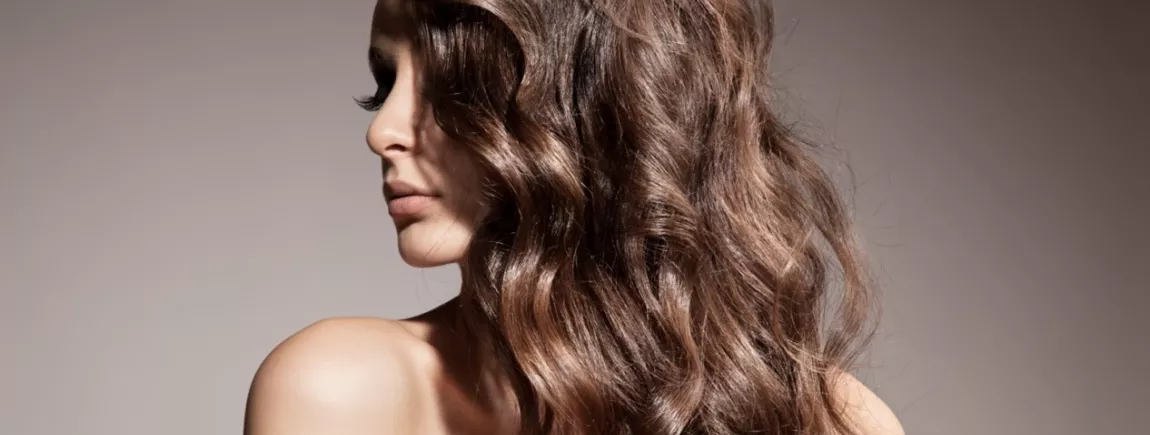 Une femme aux longs cheveux bouclés