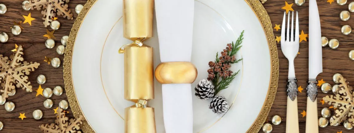 Décoration de Noël : les couleurs 2021 pour habiller la maison ! Une table de fête dorée