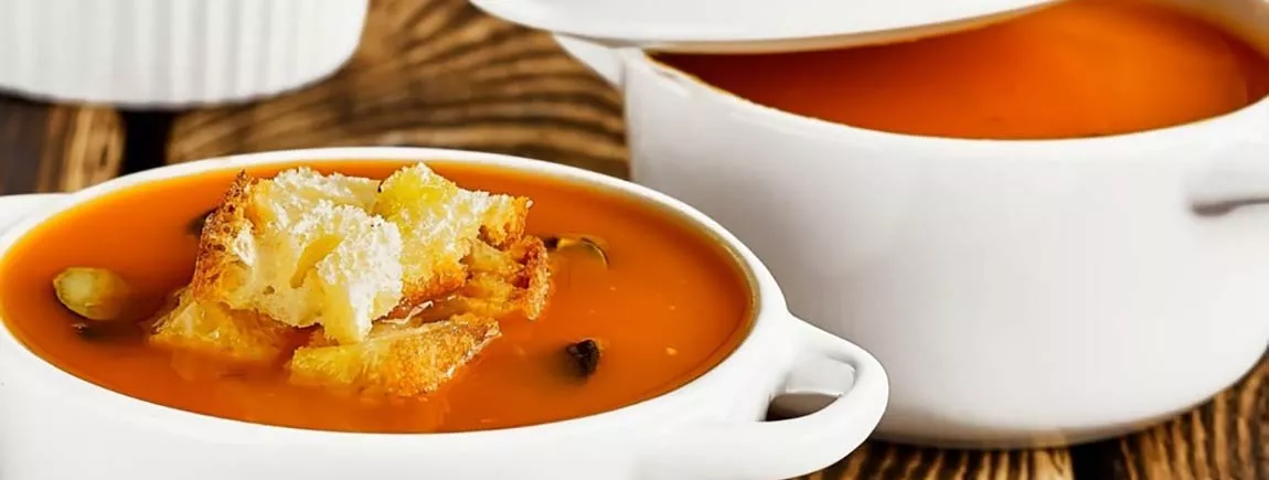 Un bar à croûtons sur une planche, avec Pelletier De la soupe accompagnée de croûtons