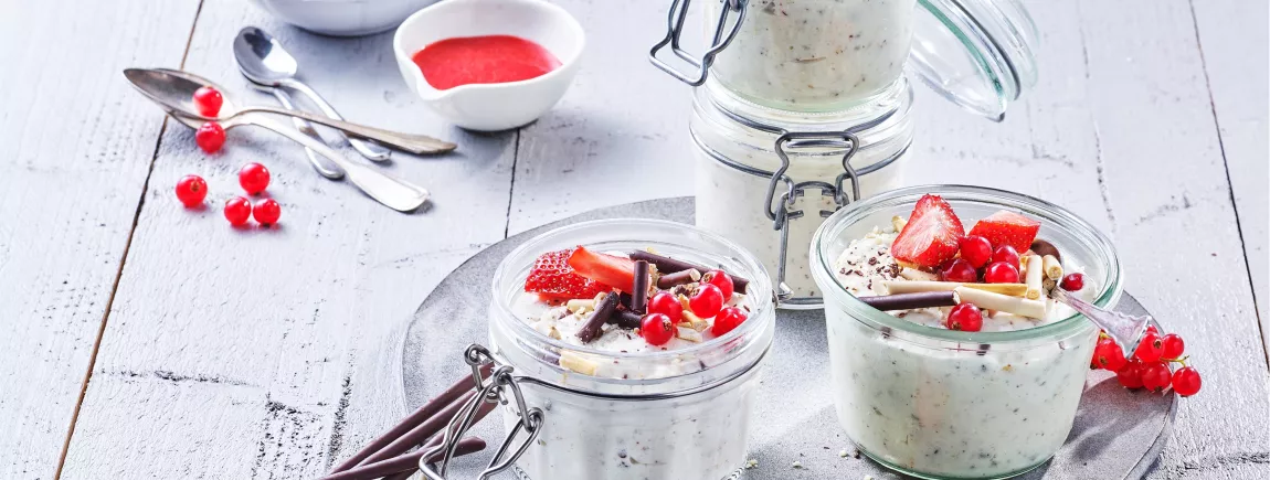 Mousse au chocolat blanc avec Mikado et fruits rouges