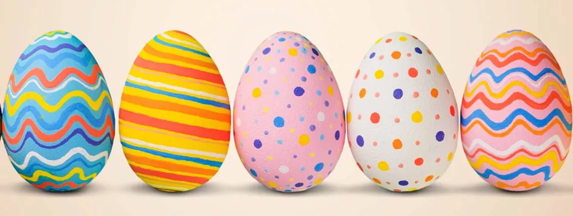 Une famille décore des œufs de Pâques