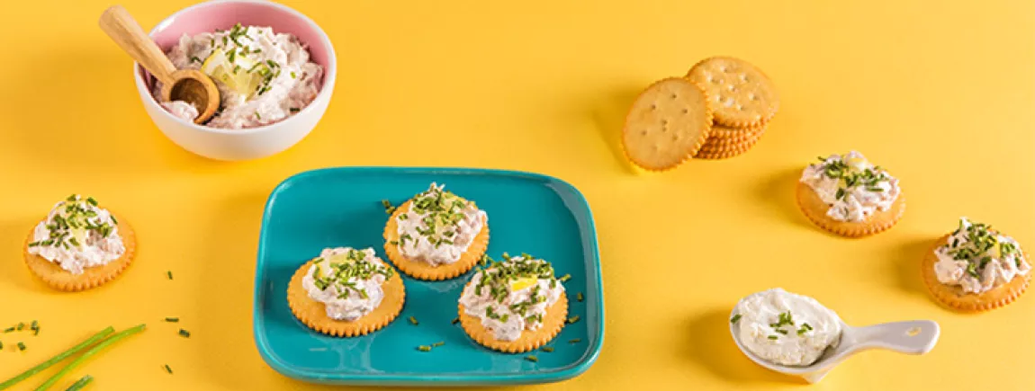  CANAPÉS DE CRACKERS RITZ AU THON ET FINES HERBES 