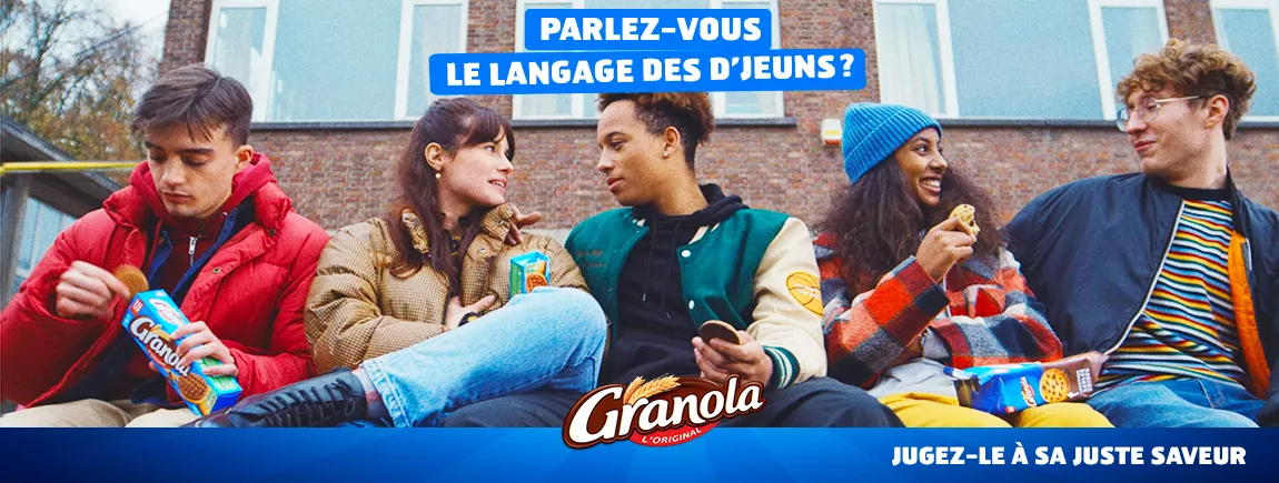 Briser la barrière de la langue avec Granola ! Des ados en train de manger des biscuits Granola au lycée