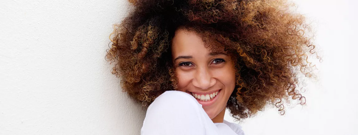 Cheveux frisés de toute beauté : 7 bons gestes à adopter Cheveux frisés de toute beauté : 7 bons gestes à adopter