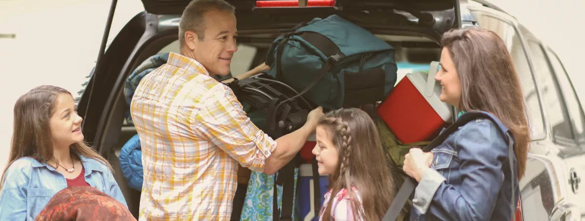 Vacances : bien charger sa voiture en 10 astuces ! Le toit d’une voiture jaune chargé de vélos et bagages pour les vacances