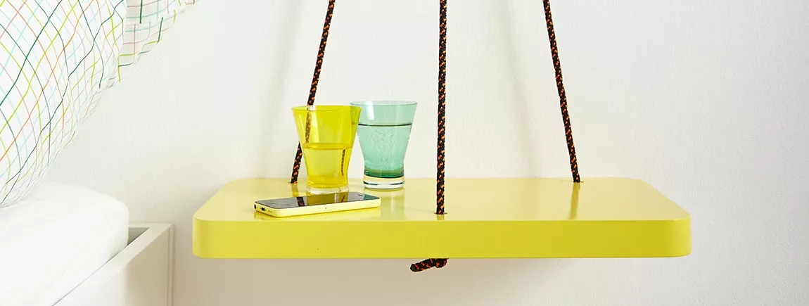DIY : une table de chevet suspendue Une table de chevet