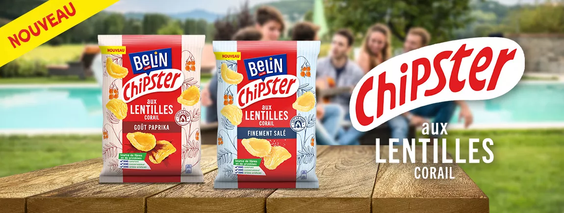Craquez pour les lentilles à l’apéro avec les Chipster de Belin® ! Table en bois avec deux paquets BELIN Chipster et des personnes en fond