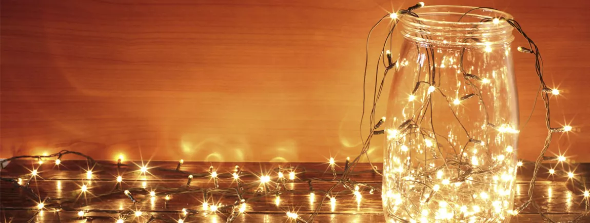 Idées pour recycler sa déco de Noël ! Une guirlande lumineuse dans un photophore