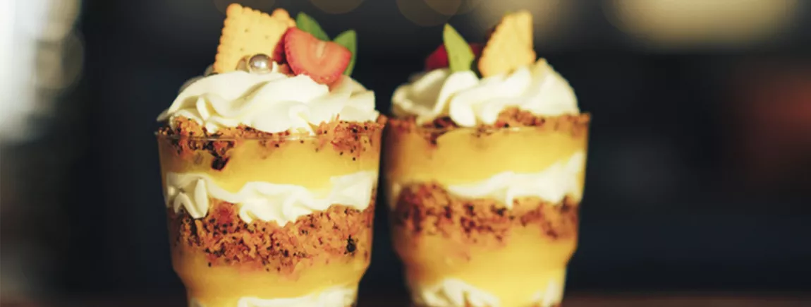 Des verrines de fruits, biscuits et chantilly 