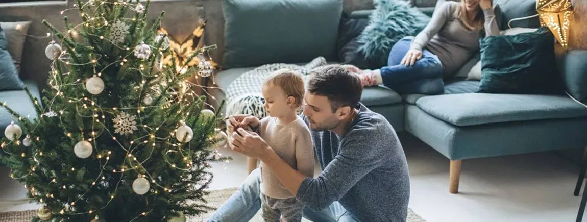 Décorer un sapin de Noël