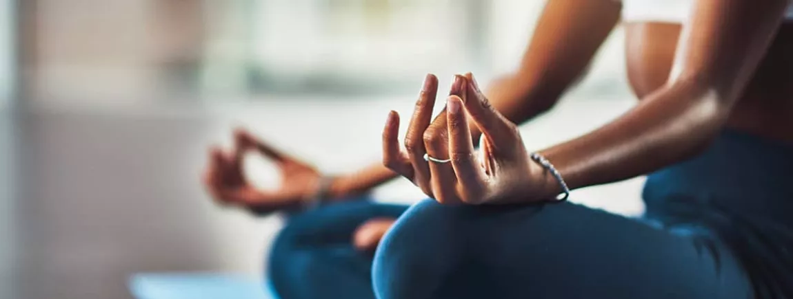 Un plaid, moi et le yoga des doigts Header yoga